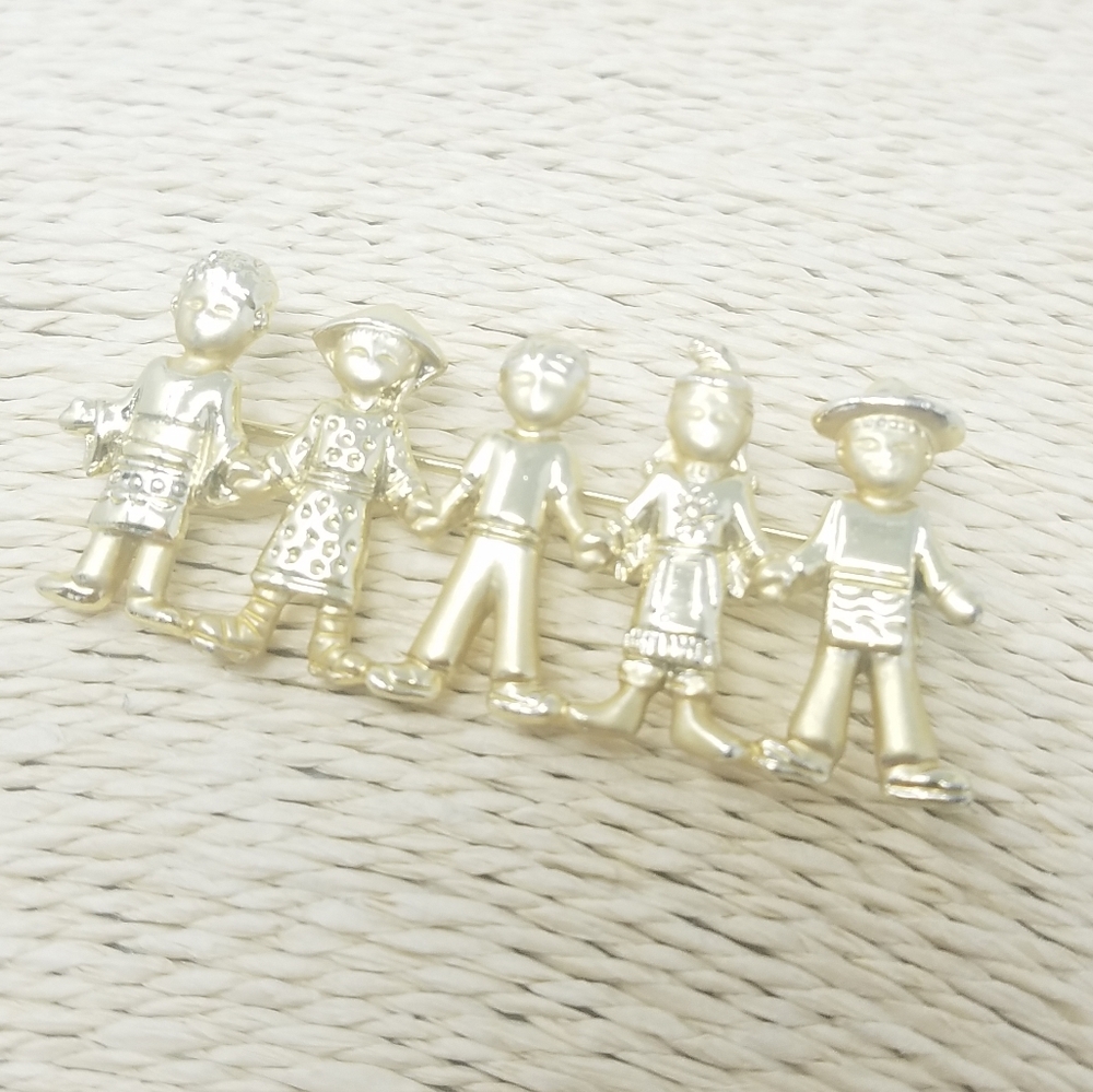Vtg AJC brooch pin children kids of the world‎